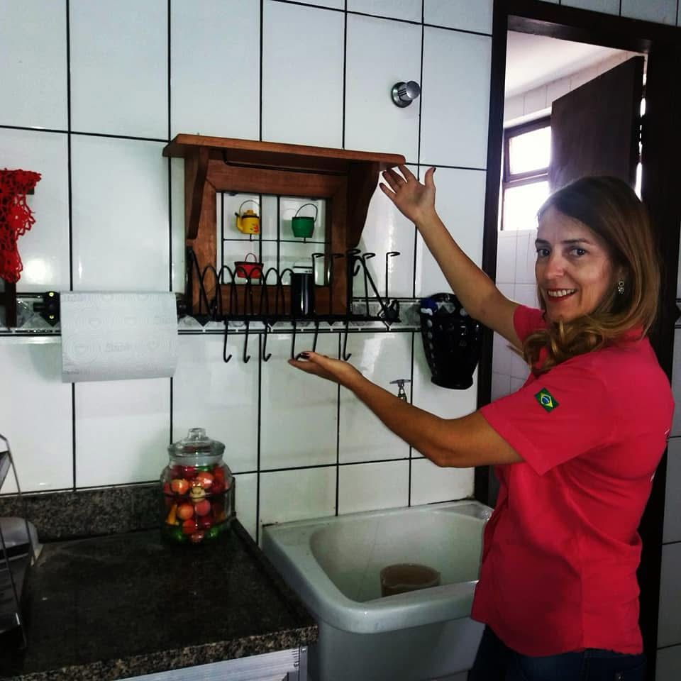 Maria Resolve mostrando acessório instalado na cozinha